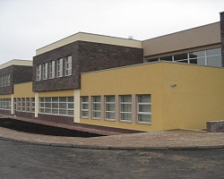 Устройство фасада школы в коттеджном поселке 